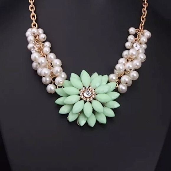COPY - GREEN FLORAL STATEMENT NECKLACE - Picture 1 of 2
